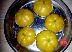 Illustration of how to make small pumpkin cake 13