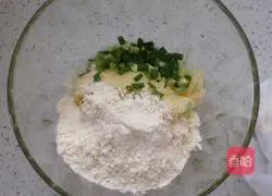 Illustration of how to make pan-fried potato pancakes 3
