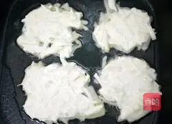 Illustration of how to make pan-fried potato pancakes 4