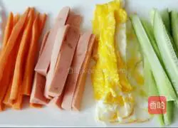 Illustration of how to make spicy cabbage sushi 1