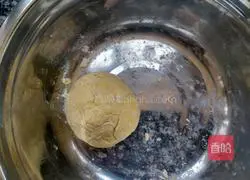 Illustration of how to make egg yolk pancakes 6