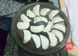 Illustration of making fried dumplings (electric pancake version) 1