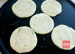 Illustration of how to make scallion pancakes 14