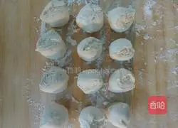 Illustration of how to make dough sugar cakes 6