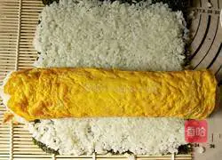 Illustration of how to make fruit and vegetable duck egg sushi rolls 11