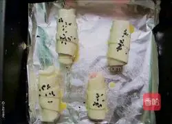 Illustration of how to make hand cake ham rolls 4