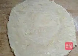 Illustration of how to make scallion oil crispy pancakes 14