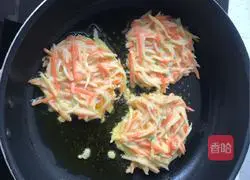 Illustration of how to make potato pancakes 2