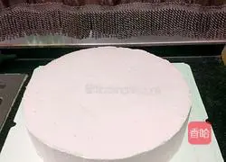 Illustration of how to decorate a double-layered light cream cake with fondant 8