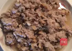 Illustration of how to make steamed meatloaf with mushrooms and water chestnuts 6