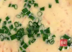 Illustration of teaching how to make corn omelette 7