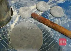 Illustration of how to make fennel stuffed pie 8