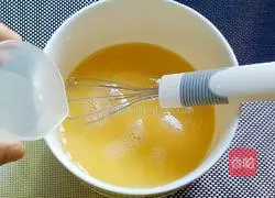 Illustration of how to make wolfberry sesame egg cake 3