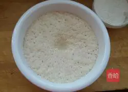 Illustration of how to add meat to dough cakes 4