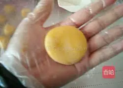 Illustration of how to make jujube egg yolk cake 14
