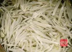 Illustration of how to make whitebait egg cake 1