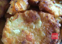 Illustration of how to make salt and pepper potato and carrot cake 7