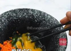 Illustration of how to make carrot and spinach egg pancake 6