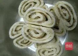 Illustration of making multi-layered meatloaf 10