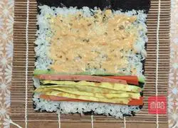 Illustration of how to make simple sushi at home 7