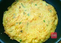 Illustration of how to make fried potato shredded egg pancake 10