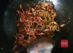 Illustration of how to make shredded pork burritos 10