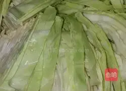 Illustration of how to make fried shredded pancakes with marinated cabbage and marinated meat 2