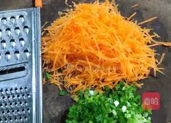 Illustration of how to make carrot and egg pancakes 2