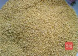 Illustration of making glutinous rice and millet flour black sesame cake 1