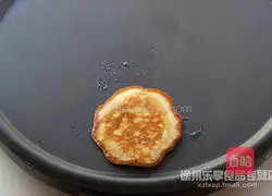 Illustration of how to make banana waffles 8