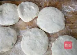 Illustration of how to make scallion pancake 5