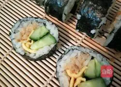 Illustration of how to make egg and meat floss sushi 5