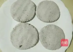 Milk-flavored purple sweet potato Illustration of how to make stuffed red bean dregs cake 9