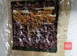 Illustration of how to make meat floss and blood glutinous rice sushi 5