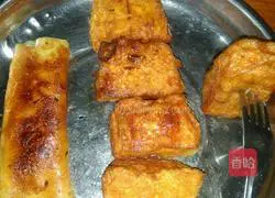 Illustration of how to make egg pancakes with golden steamed buns 9