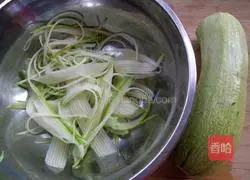 Illustration of how to make fragrant zucchini and egg pancakes 1