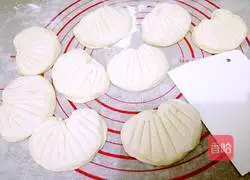Illustration of how to make steamed shell cakes 11