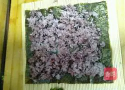 Illustration of how to make black rice and meat floss sushi 1