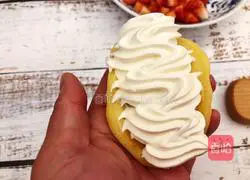 Illustration of how to make cream strawberry waffles 15