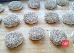 Illustration of how to make fried sesame pancakes 19