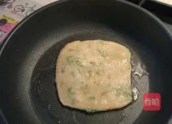 Illustration of how to make scallion pancake 9