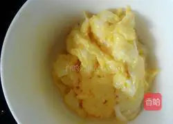 Illustration of how to make fried egg and cabbage pancakes 6