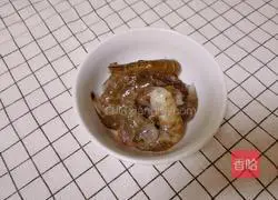 Illustration of how to make shrimp and vegetable egg pancakes 5