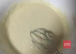 Illustration of how to make crispy egg whites in electric pan 2