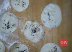 Illustration of how to make five-spice oil cakes 12