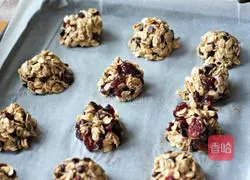 Illustration of how to make banana oatmeal energy cookies 3