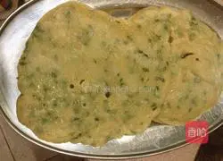 Illustration of how to make scallion pancake 6