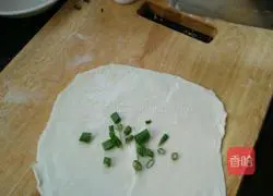 Onion Illustration of how to make oily hand cakes 5