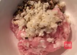 Illustration of how to make steamed meatloaf with mushrooms and water chestnuts 4