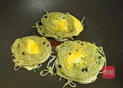 Illustration of how to make scallion oil and egg noodles 5